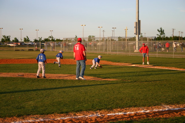 2007/04(April)/Leopards-Baseball-04-26/640x480_2007-04-26-Leopards-vs-Reds-040-Ryan-fields-ball.JPG