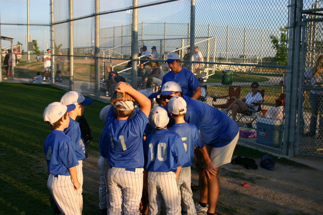 2007/04(April)/Leopards-Baseball-04-26/640x480_2007-04-26-Leopards-vs-Reds-042-team-pep-talk.JPG