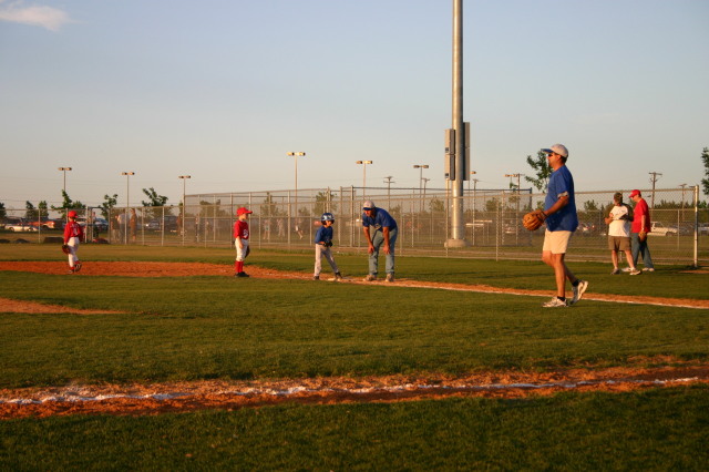 2007/04(April)/Leopards-Baseball-04-26/640x480_2007-04-26-Leopards-vs-Reds-056-Hunter-on-1st.JPG