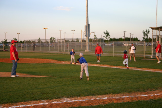 2007/04(April)/Leopards-Baseball-04-26/640x480_2007-04-26-Leopards-vs-Reds-073-Evan-throws-well-to-Ryan.JPG