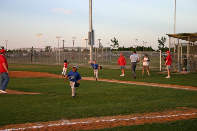 2007/04(April)/Leopards-Baseball-04-26/640x480_2007-04-26-Leopards-vs-Reds-075-Evan-Ryan.JPG