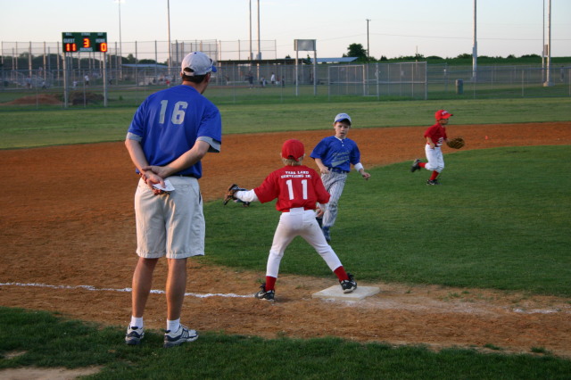 2007/04(April)/Leopards-Baseball-04-26/640x480_2007-04-26-Leopards-vs-Reds-082-Ryan-lost-helmet-rounds-3rd.JPG