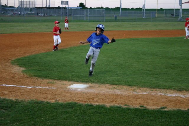 2007/04(April)/Leopards-Baseball-04-26/640x480_2007-04-26-Leopards-vs-Reds-105-Clayton-3rd-base.JPG