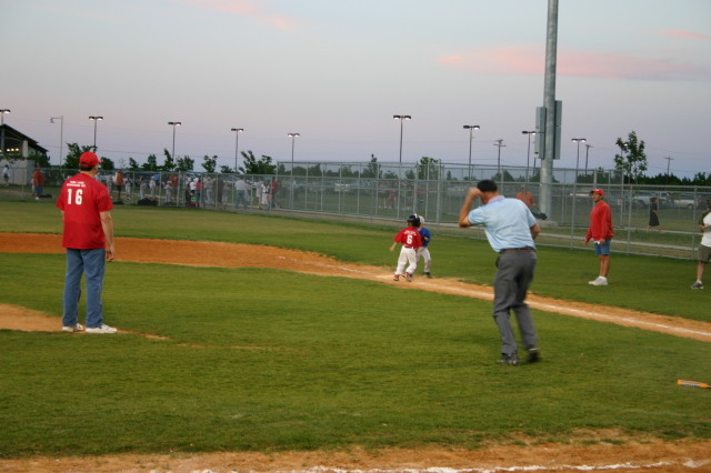 2007/04(April)/Leopards-Baseball-04-26/640x480_2007-04-26-Leopards-vs-Reds-115-Hunter-puts-one-out-at-2st.JPG