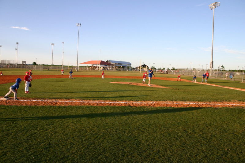 2007/04(April)/Leopards-Baseball-04-26/800x600_2007-04-26-Leopards-vs-Reds-012-bases-loaded.JPG