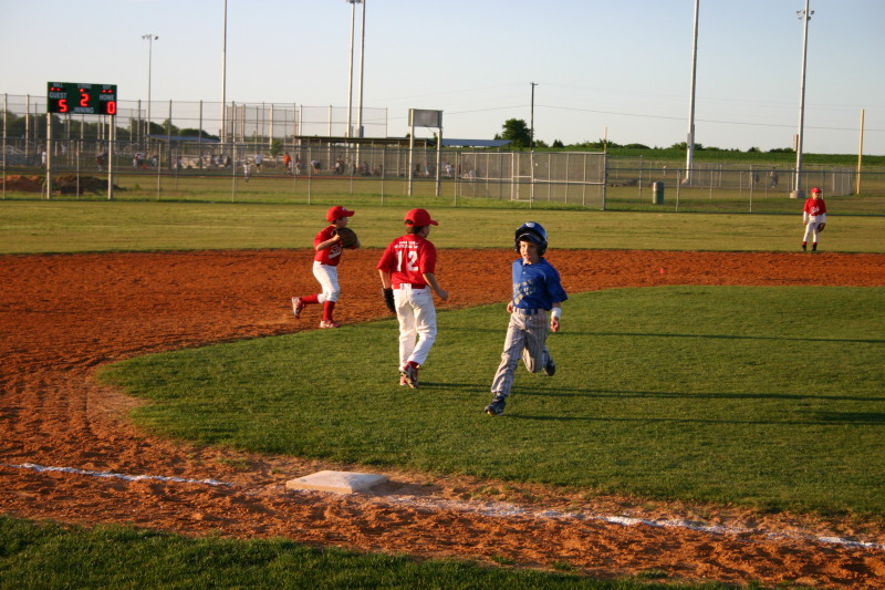 2007/04(April)/Leopards-Baseball-04-26/800x600_2007-04-26-Leopards-vs-Reds-017-Ryan-rounds-third.JPG
