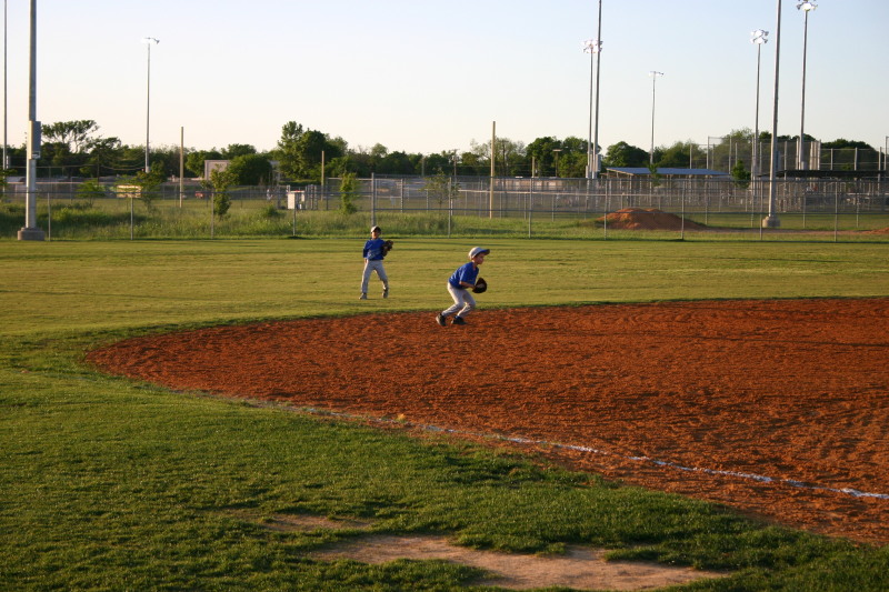 2007/04(April)/Leopards-Baseball-04-26/800x600_2007-04-26-Leopards-vs-Reds-034-Chance-fields-ball.JPG