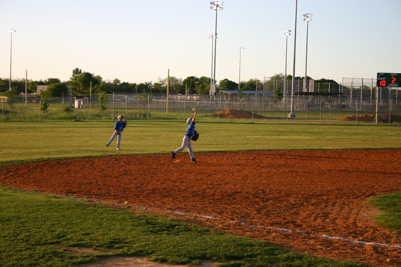 2007/04(April)/Leopards-Baseball-04-26/800x600_2007-04-26-Leopards-vs-Reds-035-Chance-fields-ball.JPG