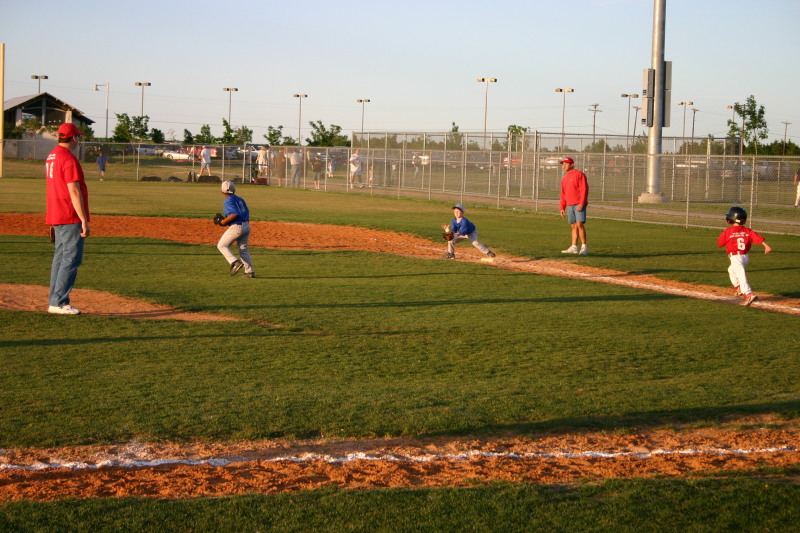 2007/04(April)/Leopards-Baseball-04-26/800x600_2007-04-26-Leopards-vs-Reds-039-Evan-throws-well-to-Ryan.JPG