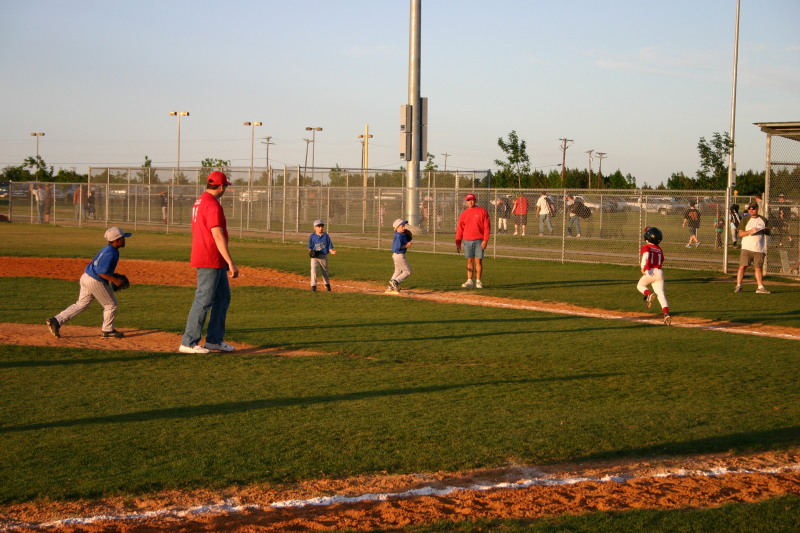 2007/04(April)/Leopards-Baseball-04-26/800x600_2007-04-26-Leopards-vs-Reds-041-Ryan-easy-out.JPG