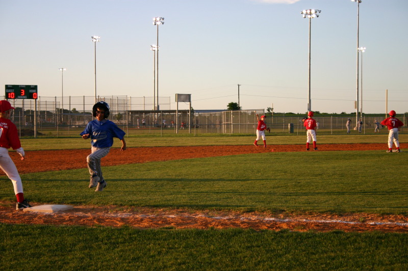 2007/04(April)/Leopards-Baseball-04-26/800x600_2007-04-26-Leopards-vs-Reds-053-Seth-rounds-3rd.JPG