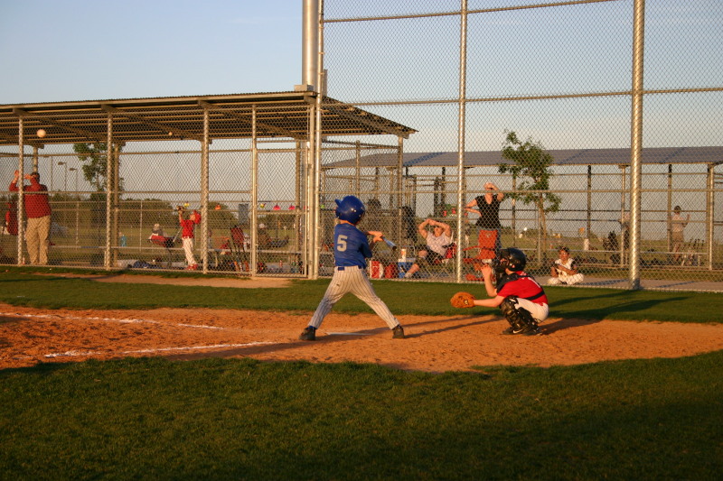 2007/04(April)/Leopards-Baseball-04-26/800x600_2007-04-26-Leopards-vs-Reds-066-Chance-pop-fly-out.JPG
