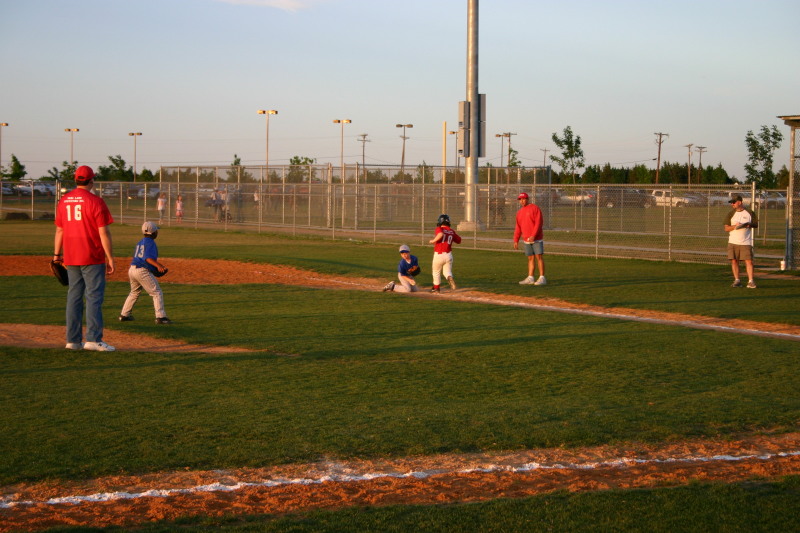 2007/04(April)/Leopards-Baseball-04-26/800x600_2007-04-26-Leopards-vs-Reds-071-Ryan-puts-one-out-at-1st.JPG