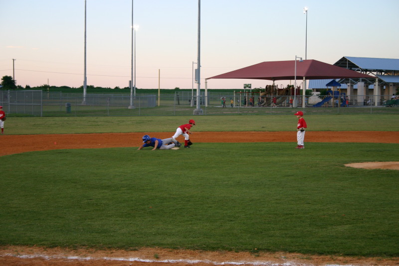 2007/04(April)/Leopards-Baseball-04-26/800x600_2007-04-26-Leopards-vs-Reds-099-Stephen-crashes-2nd.JPG