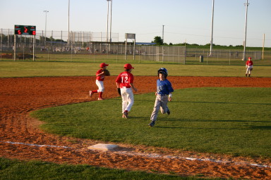 2007-04-26-Leopards-vs-Reds-017-Ryan-rounds-third.JPG