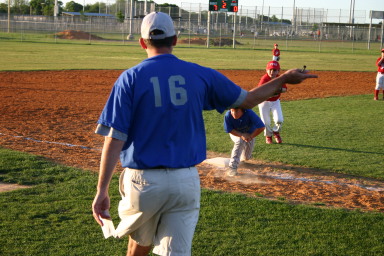 2007-04-26-Leopards-vs-Reds-029-Steven-runs-home.JPG