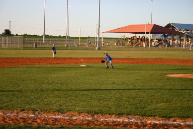 2007-04-26-Leopards-vs-Reds-036-Hunter-catches-throw.JPG