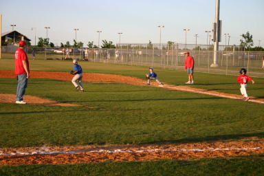 2007-04-26-Leopards-vs-Reds-039-Evan-throws-well-to-Ryan.JPG