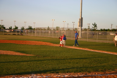2007-04-26-Leopards-vs-Reds-047-Seth-safe-at-first.JPG
