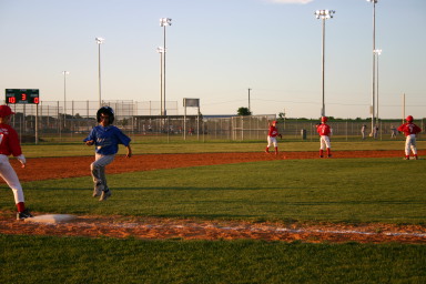 2007-04-26-Leopards-vs-Reds-053-Seth-rounds-3rd.JPG