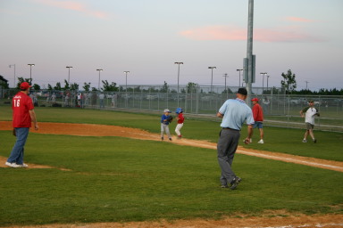 2007-04-26-Leopards-vs-Reds-112-Hunter-misses-one-at-2st.JPG