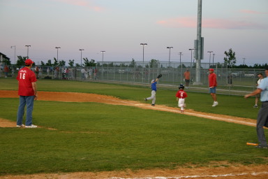 2007-04-26-Leopards-vs-Reds-115-Hunter-puts-one-out-at-1st.JPG