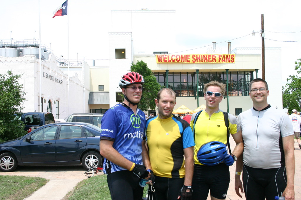 2007/05(May)/Shiner-BASH-85mi-bike-ride/1024x768_2007-05-05-Shiner-85mi-ride-31-Travis-Ben-Ren-Matt.JPG