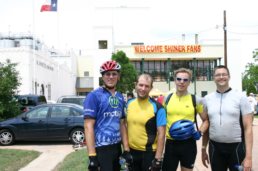 2007/05(May)/Shiner-BASH-85mi-bike-ride/1024x768_2007-05-05-Shiner-85mi-ride-32-Travis-Ben-Ren-Matt.JPG
