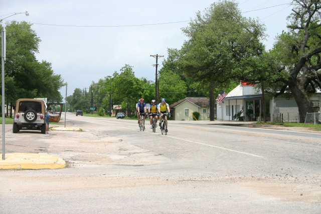 2007/05(May)/Shiner-BASH-85mi-bike-ride/2007-05-05-Shiner-85mi-ride-01-Travis-Ben-Ren-Matt.JPG