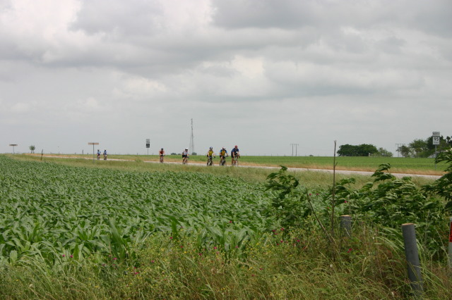 2007/05(May)/Shiner-BASH-85mi-bike-ride/640x480_2007-05-05-Shiner-85mi-ride-18-Travis-Ben-Ren.JPG