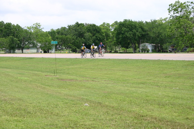 2007/05(May)/Shiner-BASH-85mi-bike-ride/640x480_2007-05-05-Shiner-85mi-ride-29-Travis-Ben-Ren.JPG