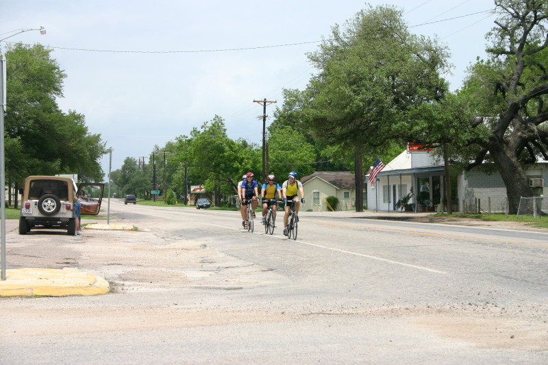 2007/05(May)/Shiner-BASH-85mi-bike-ride/800x600_2007-05-05-Shiner-85mi-ride-02-Travis-Ben-Ren-Matt.JPG