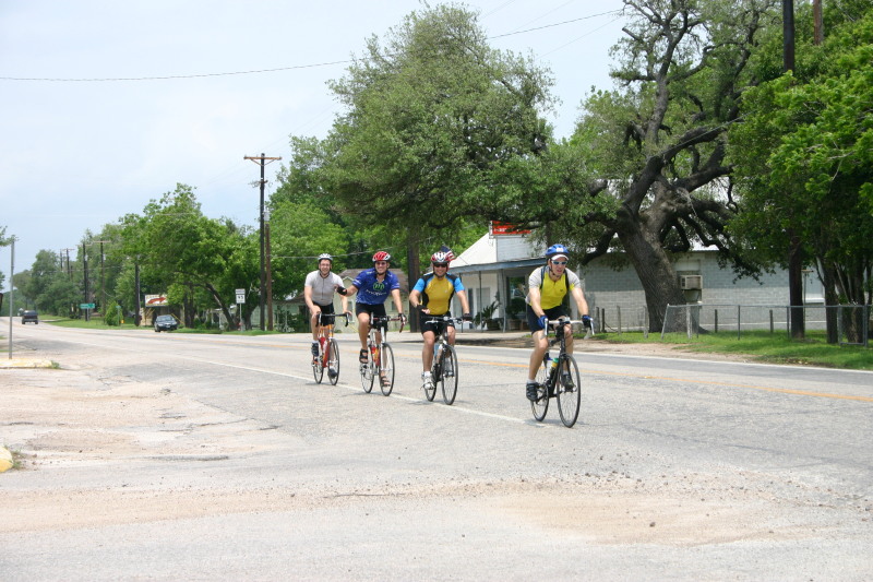 2007/05(May)/Shiner-BASH-85mi-bike-ride/800x600_2007-05-05-Shiner-85mi-ride-05-Travis-Ben-Ren-Matt.JPG