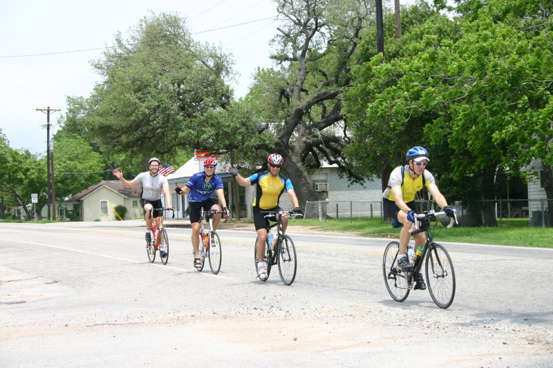 2007/05(May)/Shiner-BASH-85mi-bike-ride/800x600_2007-05-05-Shiner-85mi-ride-06-Travis-Ben-Ren-Matt.JPG