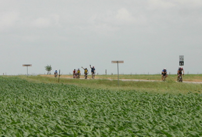 2007/05(May)/Shiner-BASH-85mi-bike-ride/800x600_2007-05-05-Shiner-85mi-ride-09-Travis-Ben-Ren.jpg