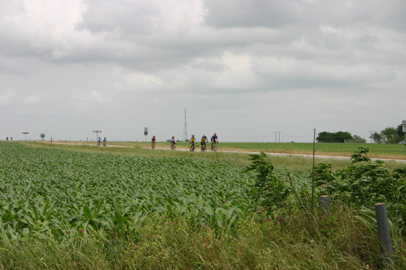 2007/05(May)/Shiner-BASH-85mi-bike-ride/800x600_2007-05-05-Shiner-85mi-ride-17-Travis-Ben-Ren.JPG