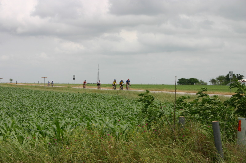 2007/05(May)/Shiner-BASH-85mi-bike-ride/800x600_2007-05-05-Shiner-85mi-ride-19-Travis-Ben-Ren.JPG