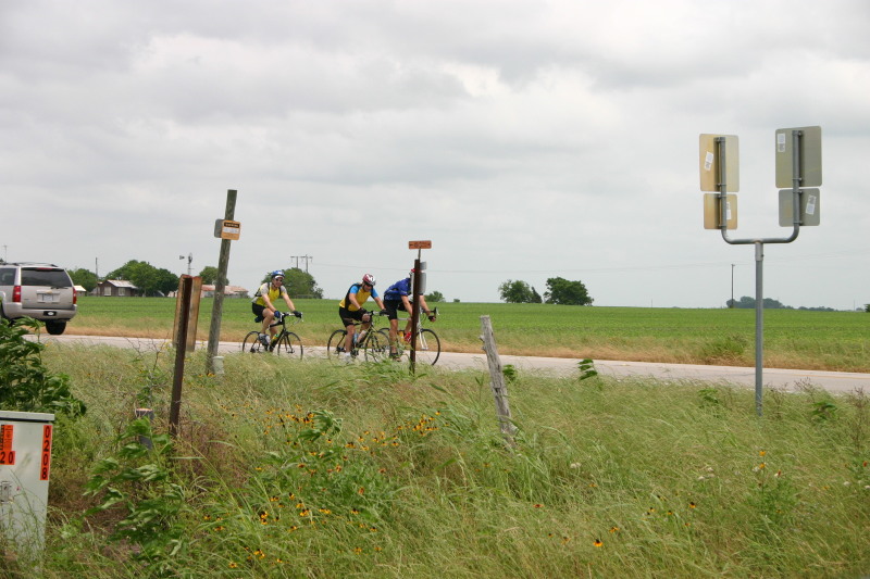 2007/05(May)/Shiner-BASH-85mi-bike-ride/800x600_2007-05-05-Shiner-85mi-ride-23-Travis-Ben-Ren.JPG