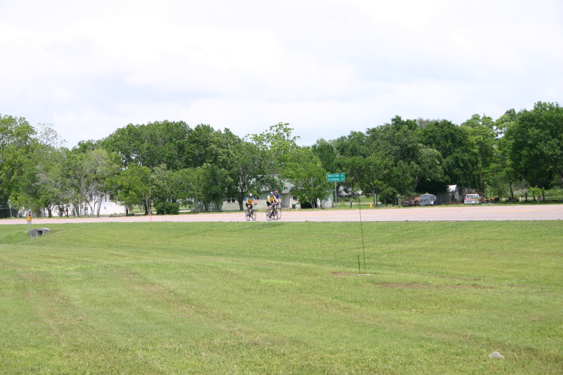 2007/05(May)/Shiner-BASH-85mi-bike-ride/800x600_2007-05-05-Shiner-85mi-ride-26-Travis-Ben-Ren.JPG