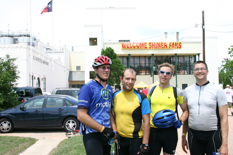 2007/05(May)/Shiner-BASH-85mi-bike-ride/800x600_2007-05-05-Shiner-85mi-ride-31-Travis-Ben-Ren-Matt.JPG