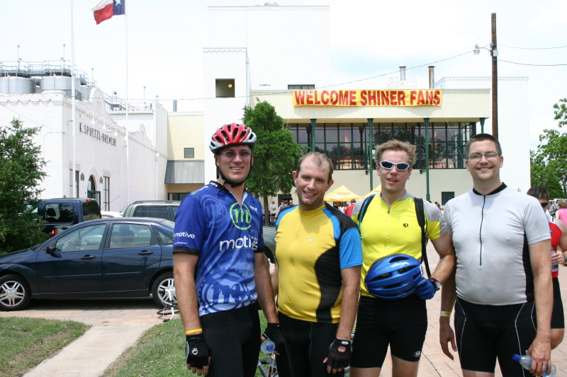 2007/05(May)/Shiner-BASH-85mi-bike-ride/800x600_2007-05-05-Shiner-85mi-ride-34-Travis-Ben-Ren-Matt.JPG