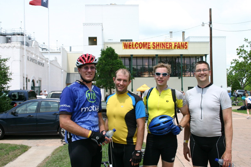 2007/05(May)/Shiner-BASH-85mi-bike-ride/800x600_2007-05-05-Shiner-85mi-ride-36-Travis-Ben-Ren-Matt.JPG