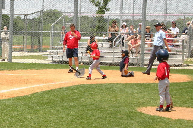 2007/05(May)/Titans-T-ball/640x480_2007-05-12-Titans-045-Case.JPG