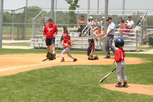 2007/05(May)/Titans-T-ball/640x480_2007-05-12-Titans-046-Case.JPG