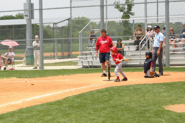 2007/05(May)/Titans-T-ball/640x480_2007-05-12-Titans-047-Case.JPG