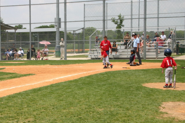 2007/05(May)/Titans-T-ball/640x480_2007-05-12-Titans-048-Case.JPG