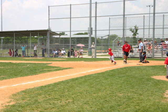 2007/05(May)/Titans-T-ball/640x480_2007-05-12-Titans-049-Case.JPG