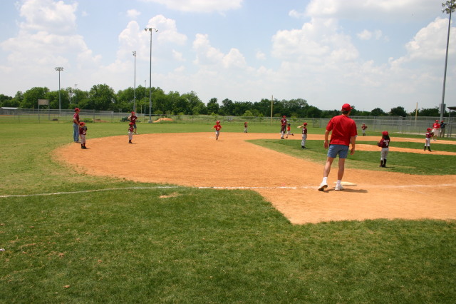2007/05(May)/Titans-T-ball/640x480_2007-05-12-Titans-063-Case.JPG