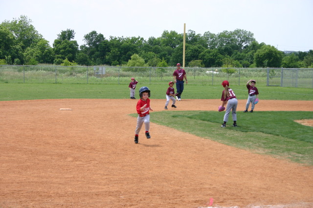 2007/05(May)/Titans-T-ball/640x480_2007-05-12-Titans-072-Ethan.JPG