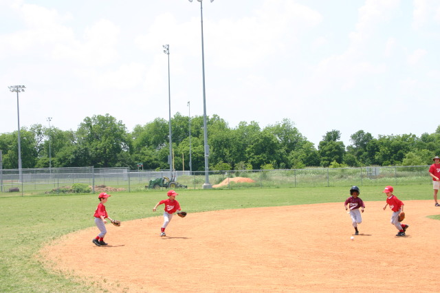 2007/05(May)/Titans-T-ball/640x480_2007-05-12-Titans-088-Koby-Dax-Nick.JPG